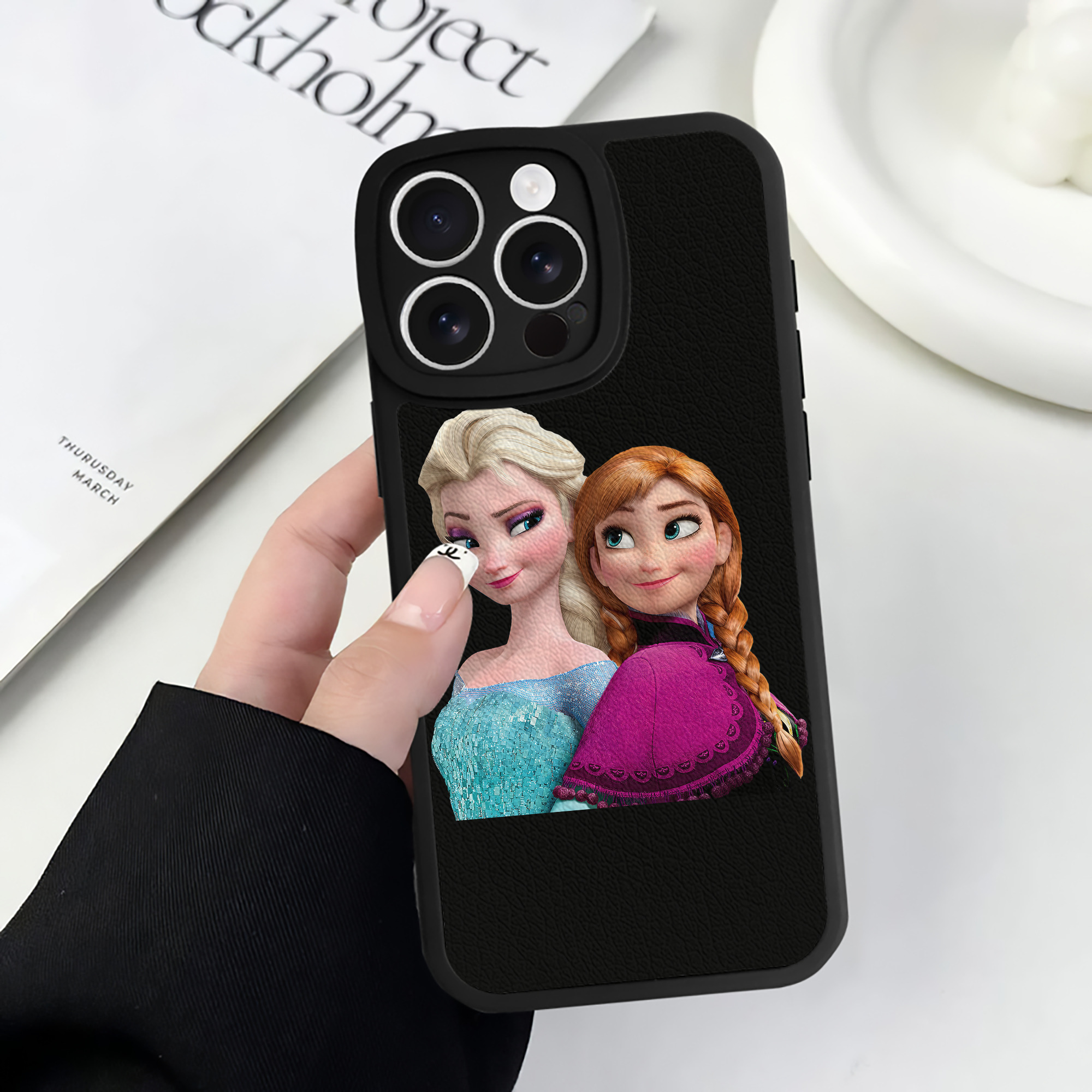 （画像用） アナと雪の女王 アンナ エルサ Frozen Anna Elsa 【iPhone 16シリーズ対応】シリコンスマホケース（レザー調） 材質：シリコン